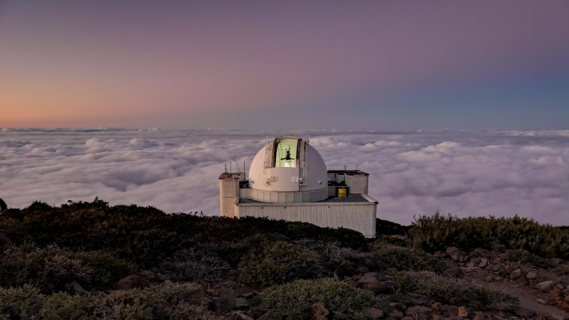 Tramonto sul mare di nuvole al Roque de los Muchachos, con il Gran Telescopio Canarias (GRANTECAN) e vista su La Palma.
